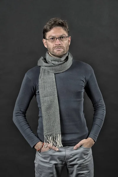 Empresário em cachecol e suéter com as mãos nos bolsos — Fotografia de Stock