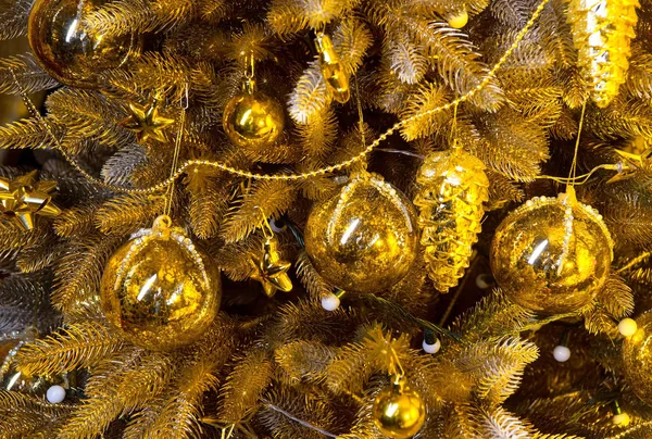 Árvore de Natal com agulhas de abeto no fundo dourado — Fotografia de Stock