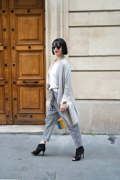 Modelo de moda parisina caminar al aire libre en la calle. — Foto de Stock