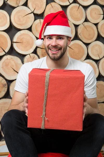 Macho i röd hatt smile med gåva — Stockfoto