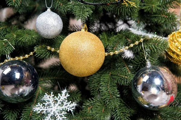 Weihnachtsbaum mit Tannennadeln auf grünen Zweigen — Stockfoto
