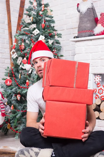 Homem santa com caixas na árvore de natal — Fotografia de Stock