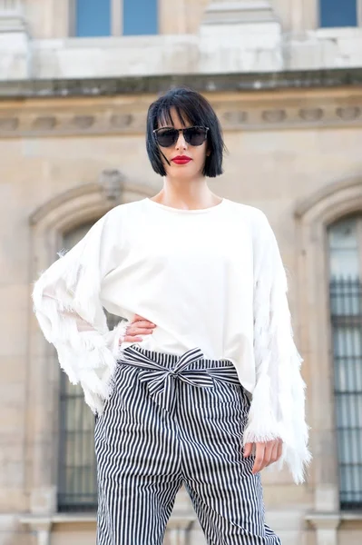 Mulher com lábios vermelhos em óculos de sol, roupas da moda — Fotografia de Stock