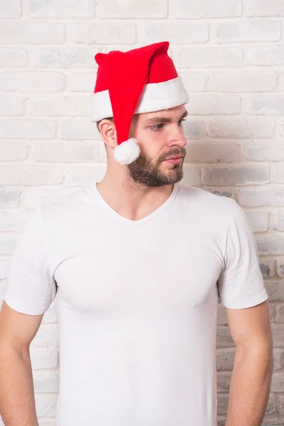 Kille med skägg på allvarliga ansikte i röd xmas hatt — Stockfoto