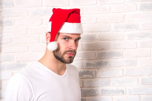 Man santa σε tshirt σε λευκό τοίχο από τούβλα — Φωτογραφία Αρχείου