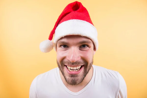 Mann Weihnachtsmann glücklich lächelnd auf orangefarbenem Hintergrund — Stockfoto