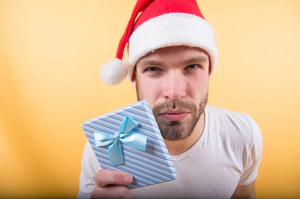 マッチョは青いリボンでクリスマス ボックスを保持します。 — ストック写真