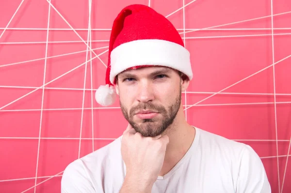 サンタの帽子でマッチョ タッチ深刻な顔のひげ — ストック写真