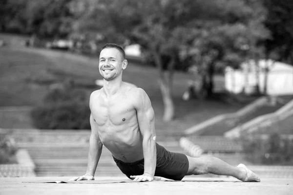 Atletik adam parkta yoga yapıyor. — Stok fotoğraf