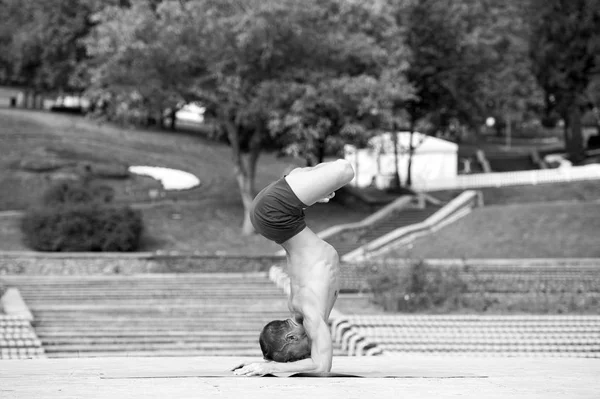 Atletisk man som gör yoga asanas i parken — Stockfoto