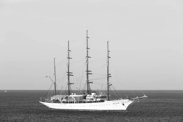 Grande luxo alto navio navegando ao lado de Cozumel, México em ensolarado da — Fotografia de Stock