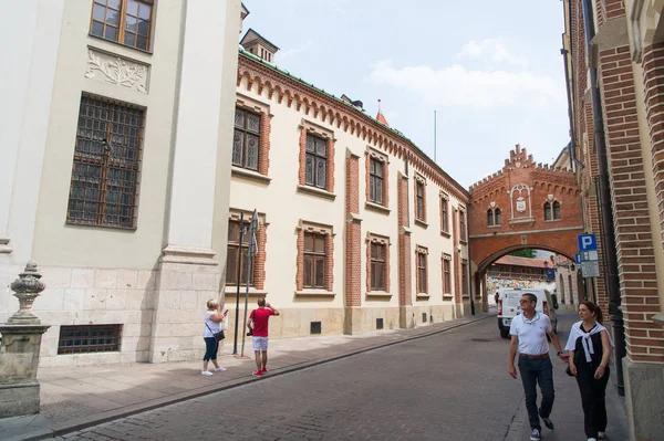 Menschen gehen in Krakau, Polen, auf die Straße — Stockfoto