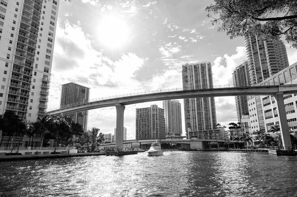 迈阿密市区沿迈阿密河入口与 Brickell 键 — 图库照片