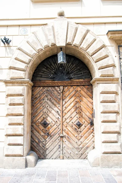 Deur in stenen boog in Krakau, Polen — Stockfoto