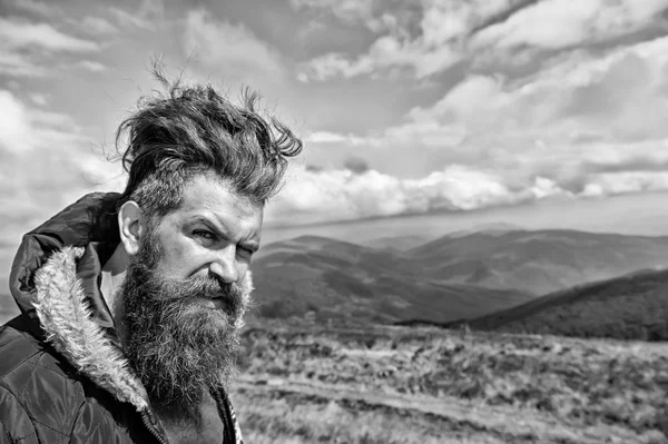 Hipster man med långt skägg hår på bergslandskap — Stockfoto