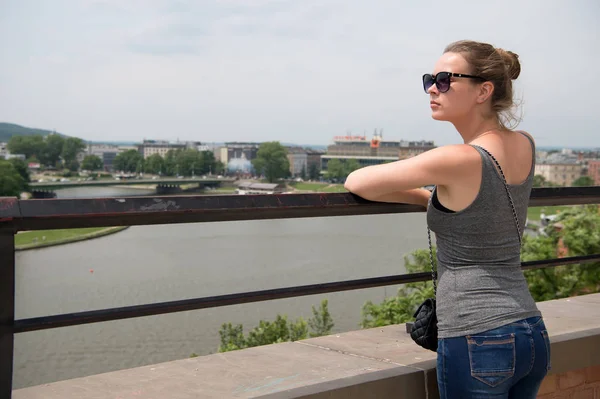 Niña o mujer de pie en el río Vístula en Krakow, Polonia — Foto de Stock