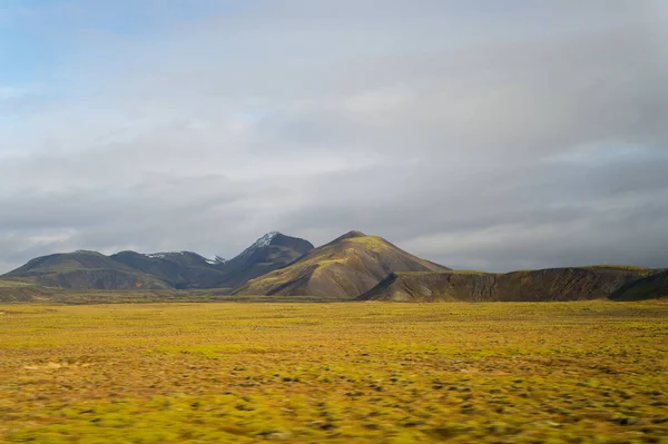 Highland, Izland. A felhős ég zöld moha-hegység — Stock Fotó