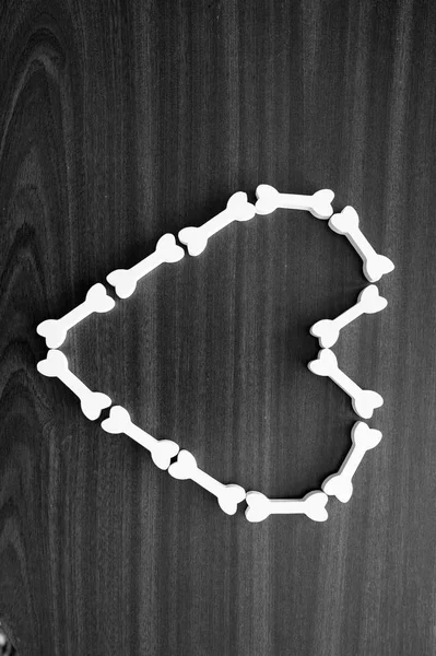 Kości w kształcie serca na drewnie — Zdjęcie stockowe