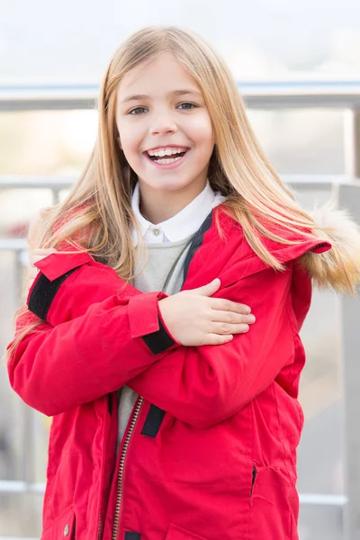 Kırmızı montlu çocuk ayağa köprüde