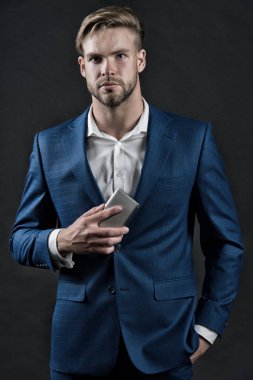 Ciddi ciddi sakallı bir menajer..