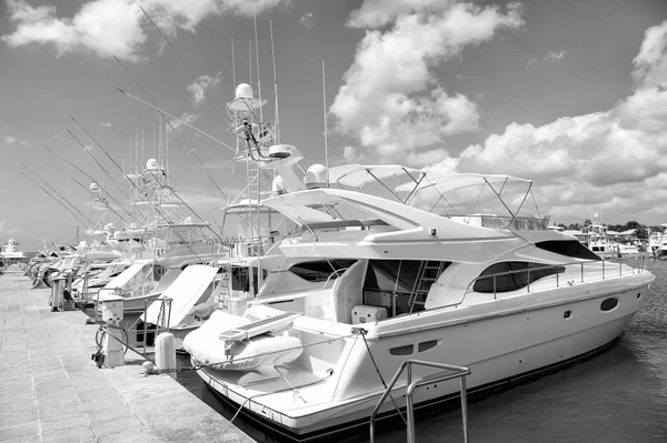 Yachten in Bucht bei bewölktem Himmel — Stockfoto