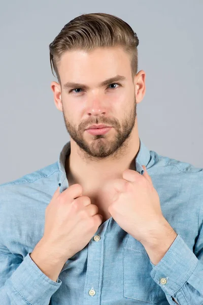 Tipo con cara barbuda, cabello elegante, cuello de camisa de retención de corte de pelo — Foto de Stock