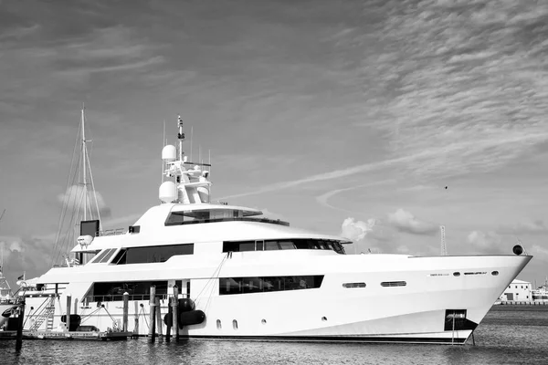 Yacht, bateau en baie sur l'eau, Key West Florida, États-Unis — Photo