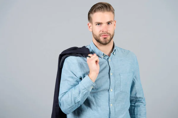 Macho en camisa azul pose con chaqueta en el hombro — Foto de Stock