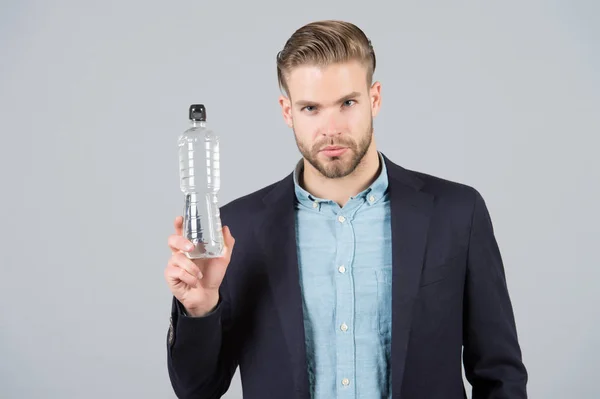 Człowiek posiada butelkę wody, pragnienie, zdrowie — Zdjęcie stockowe