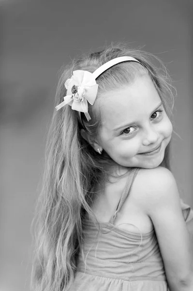 Pequena menina com rosto sorridente no vestido azul ao ar livre — Fotografia de Stock