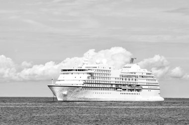 Büyük lüks yolcu gemisi veya astar