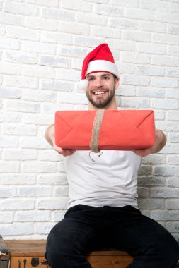 Adam santa gülümseme ve kırmızı kaydırılan Noel hediye