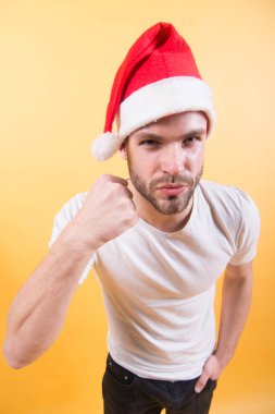 Adam Noel Baba şapkası ile yumruk el turuncu zemin üzerine