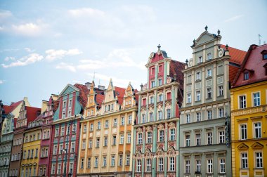 Wroclaw, Polonya pazar meydanında renkli cephe ile evler