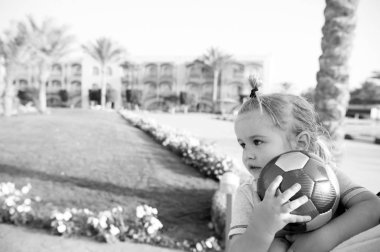 küçük bebek çocuk renkli top açık oynamak ile