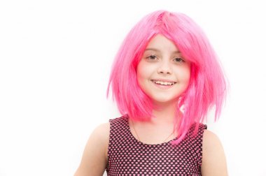 Kız çocuk gülümseme üzerinde beyaz izole pembe peruk saç modeli
