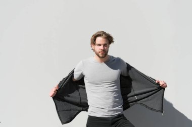 Adam güneşli bir günde ceketini çıkartıyor, moda.