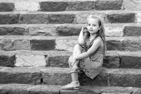 Petite fille en robe bleue sur des escaliers colorés — Photo