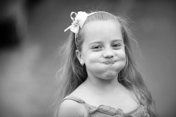 Niña pequeña con la cara sonriente en chaleco azul al aire libre — Foto de Stock