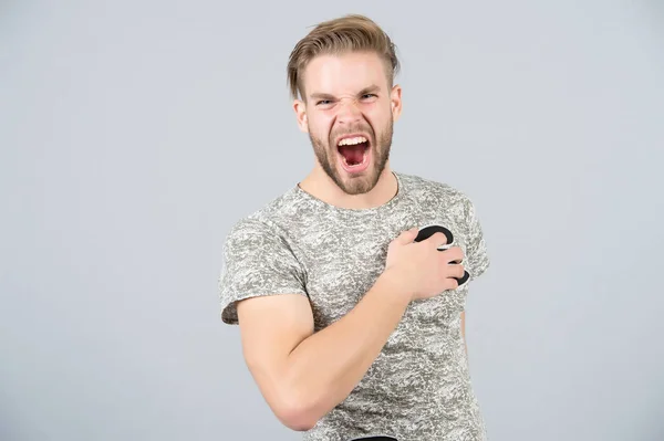 Macho com barba no rosto com raiva e cabelo elegante, corte de cabelo — Fotografia de Stock