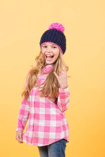 Девушка в шляпе, клетчатая рубашка на оранжевом фоне — стоковое фото