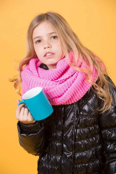 Taza de niño en chaqueta negra y bufanda rosa —  Fotos de Stock