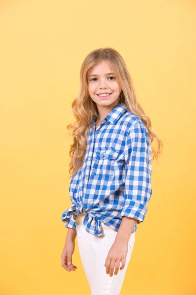 Modello bambino sorriso con lunghi capelli biondi — Foto Stock