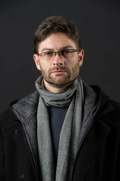 Adam gözlüklü sakallı yüzünde