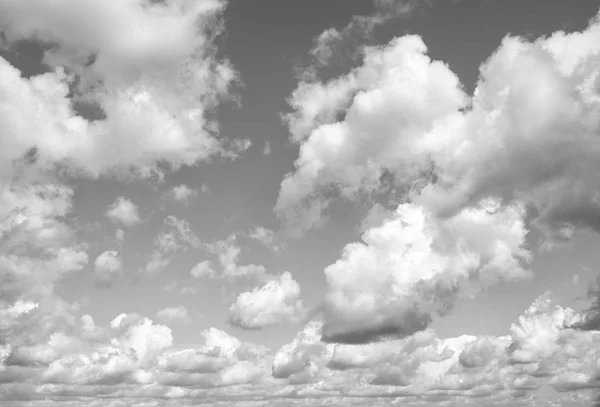 Bewolkte blauwe lucht achtergrond — Stockfoto