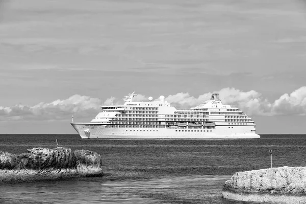 Großes Luxus-Kreuzfahrtschiff Seven Seas Navigator — Stockfoto