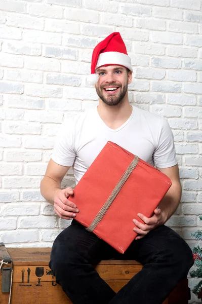 Man santa leende med röda rutan på vit tegelvägg — Stockfoto