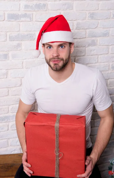 Mann Weihnachtsmann mit roter Schachtel auf weißem Ziegelstein — Stockfoto
