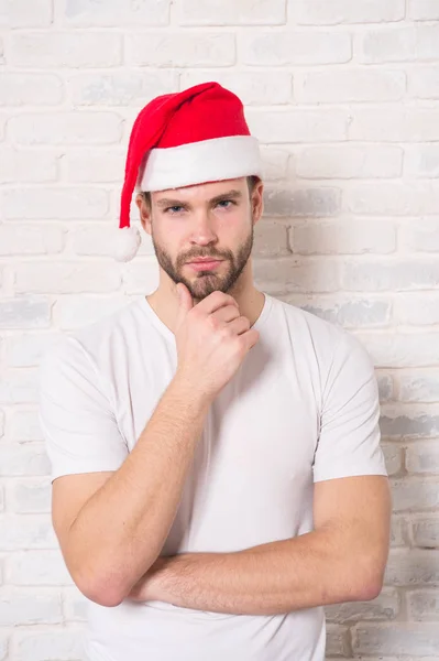 Man santa touch skägg på tänkande ansikte — Stockfoto