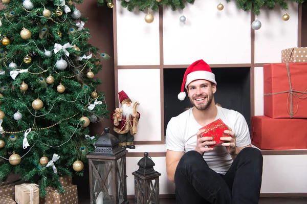 Macho glimlach met huidige vak kerstboom — Stockfoto